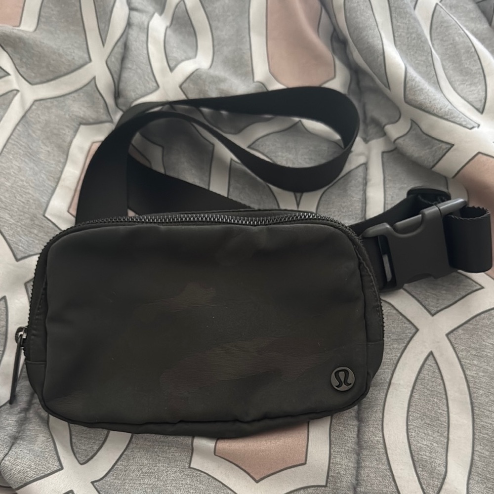 lululemon athletica green camo belt Bag
